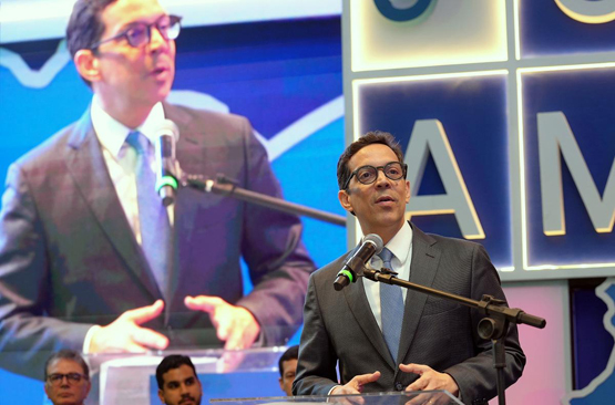 Presidente do TCE-PE, conselheiro Carlos Neves, discursa em evento da Amupe. Foto: TCE-PE.