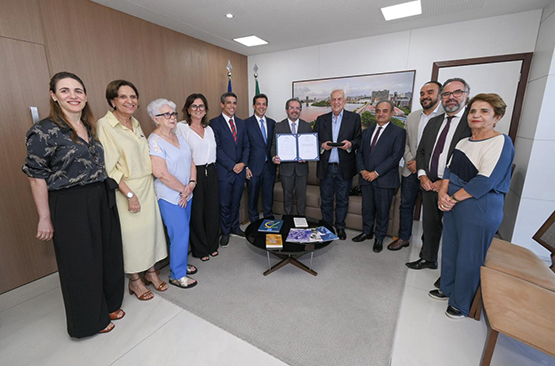 Ex-governador Jarbas Vasconcelos recebe medalha Nilo Coelho. Foto: Alysson Maria.