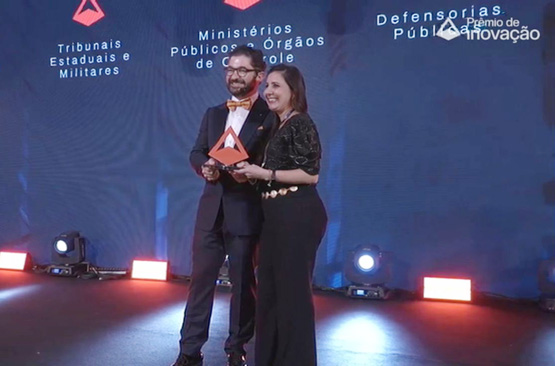 Servidora do TCE-PE recebe premiação. Foto: Divulgação/Cortesia