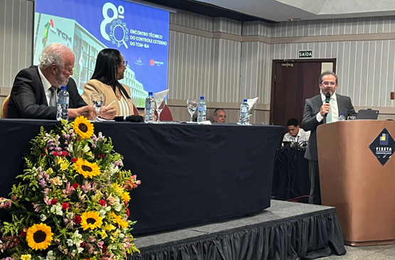 Conselheiro Valdecir Pascoal realiza palestra. Imagem: Cortesia/TCM-BA