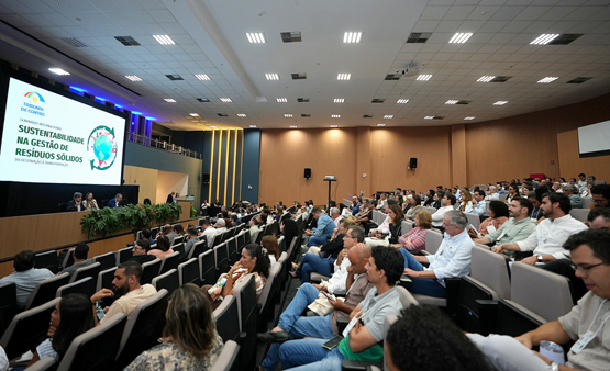 Mesa do Seminário Internacional de Sustentabilidade na Gestão de Resíduos Sólidos. Foto: Marília Auto Seminário Internacional de Sustentabilidade na Gestão de Resíduos Sólidos. Foto: Marília Auto
