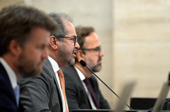 Conselheiro Valdecir Pascoal ladeado dos conselheiros Eduardo Porto e Marcos Loreto